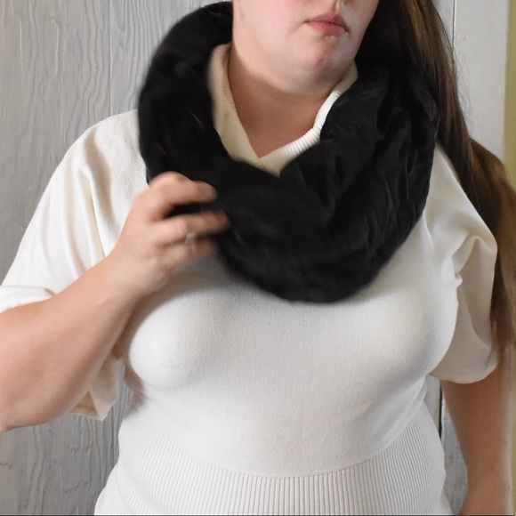 Oversized velvet infinity scarf - Picture 3 of 6